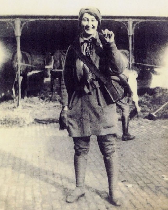 Feilding outside stables, Furnes (circa 1916)